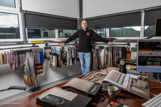 De ideale bekleding voor eetkamerstoelen: velours of microleder?