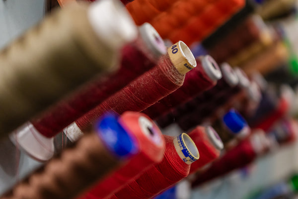 Meijer Stoffering atelier met banken en stoelen in bewerking