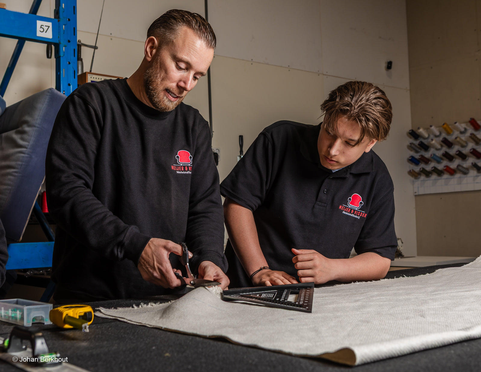 Detailfoto van strak afgewerkte stoffering op moderne fauteuil en designstoel