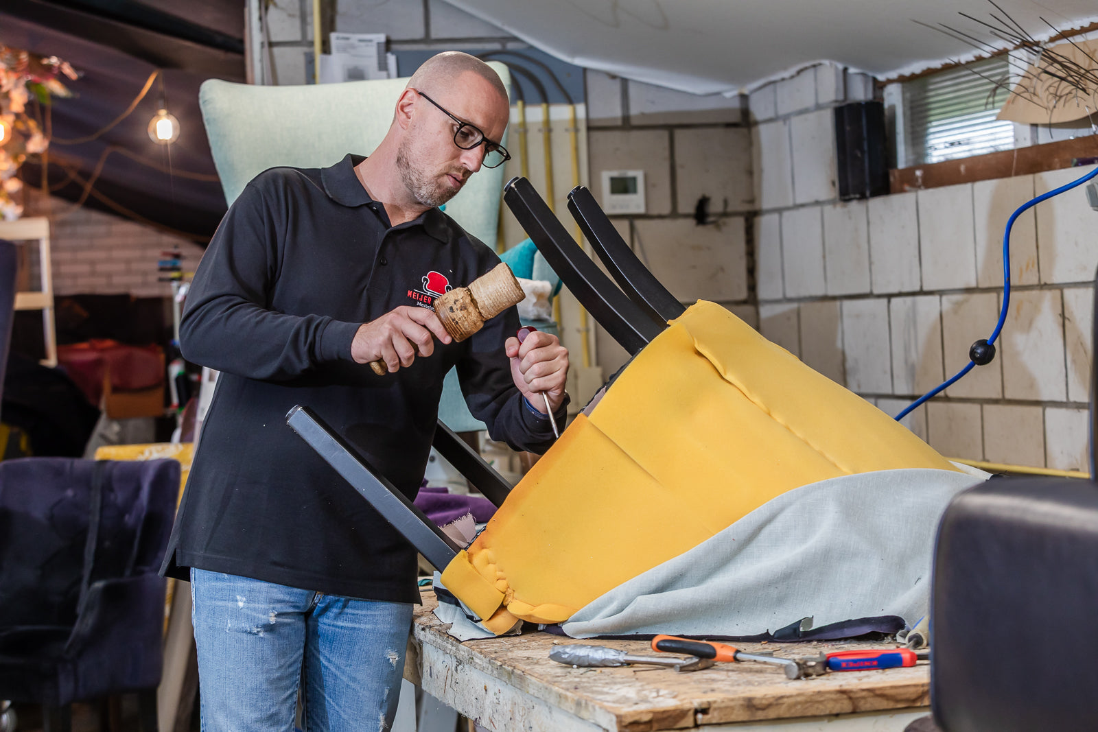 Meijer Stoffering bezig met bank bekleden op maat