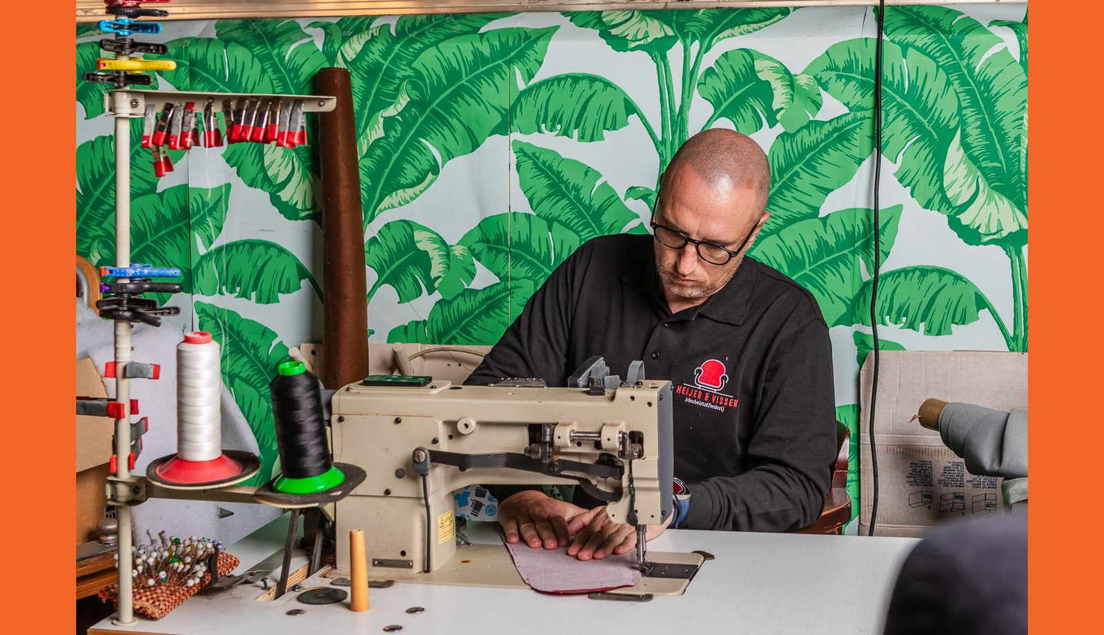 Vakman van Meijer Stoffering bezig met bank stofferen
