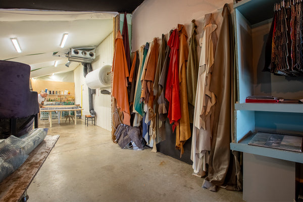 Detail van ambachtelijk stoffeerwerk bij Meijer Stoffering