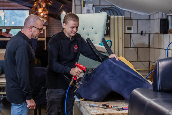 Voor en na resultaat van bank bekleden door Meijer Stoffering